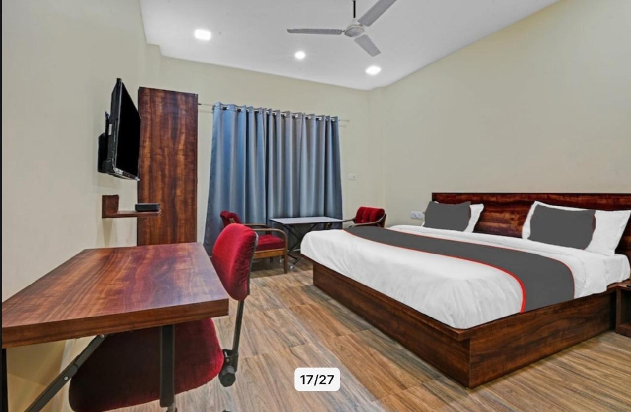 Manorama Hotel *