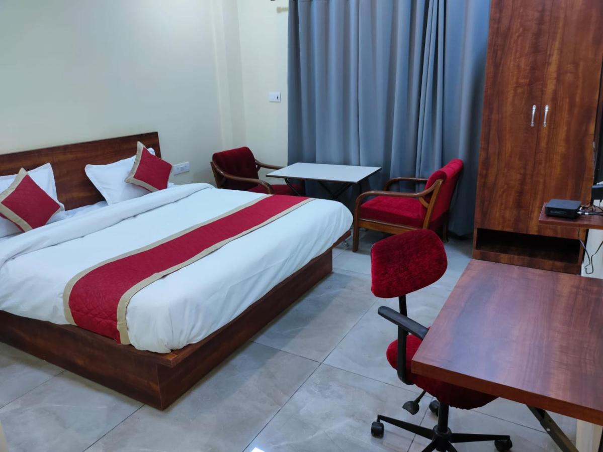 Manorama Hotel *